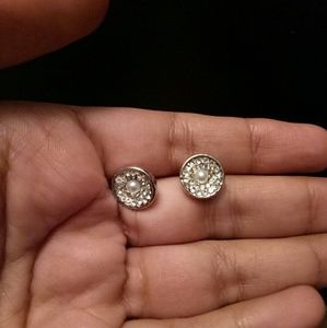 💎Stone studded earrings.